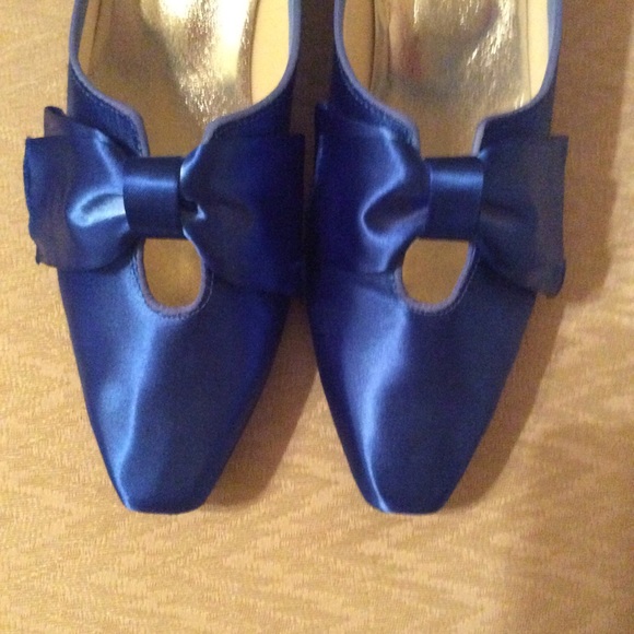 studio six Shoes - Satin tux with bow heels
